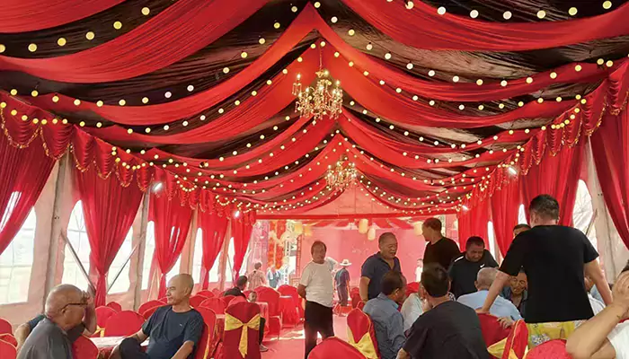 Шарап банкетіне арналған итеру және тарту шатыры ашық аспан астындағы тамақтану тәжірибесін өзгертеді