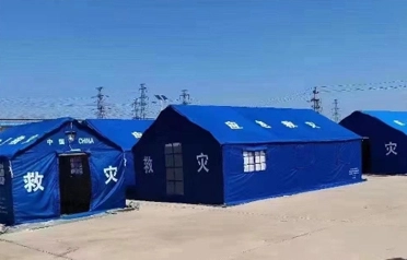 Tangshan Pengcheng Outdoor апатты жағдайда көмек көрсету шатыр процестерін стандарттаумен терең айналысты, төтенше жағдайларды жеткізу үшін берік сапалы қорғаныс желісін құрады.